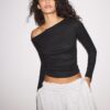 Asymmetrisch T-shirt met gerimpelde details Asymmetrisch T-shirt met gerimpelde details