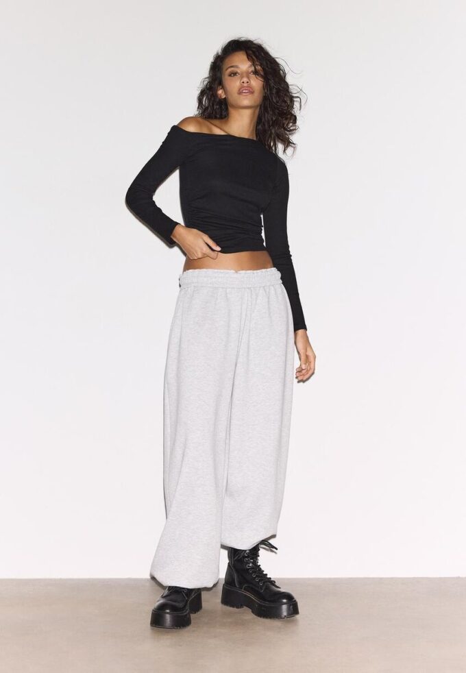 Asymmetrisch T-shirt met gerimpelde details Asymmetrisch T-shirt met gerimpelde details