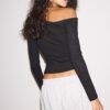 Asymmetrisch T-shirt met gerimpelde details Asymmetrisch T-shirt met gerimpelde details