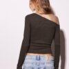 Asymmetrisch T-shirt met gerimpelde details Asymmetrisch T-shirt met gerimpelde details