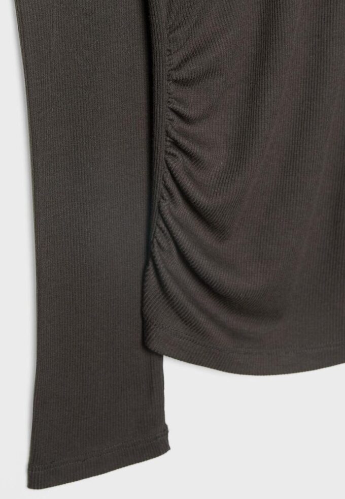 Asymmetrisch T-shirt met gerimpelde details Asymmetrisch T-shirt met gerimpelde details