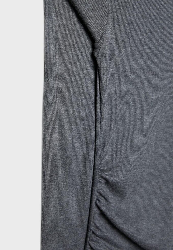 Asymmetrisch T-shirt met gerimpelde details Asymmetrisch T-shirt met gerimpelde details