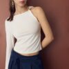 Asymmetrisch T-shirt met metalen gesp