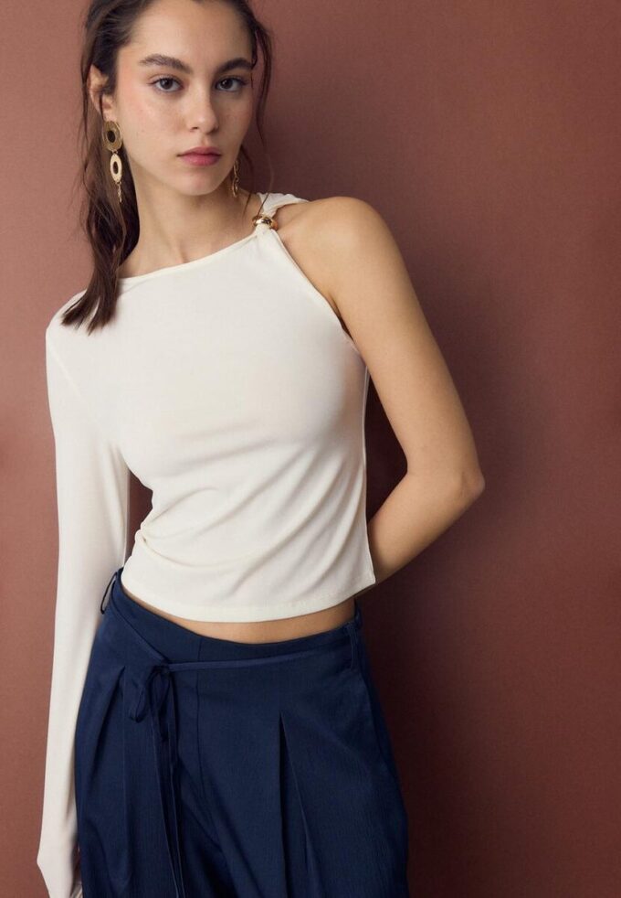 Asymmetrisch T-shirt met metalen gesp