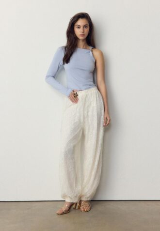 Asymmetrisch T-shirt met metalen gesp