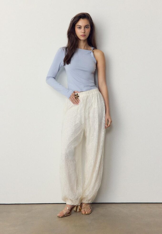Asymmetrisch T-shirt met metalen gesp