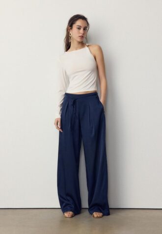 Asymmetrisch T-shirt met metalen gesp