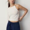 Asymmetrisch T-shirt met metalen gesp