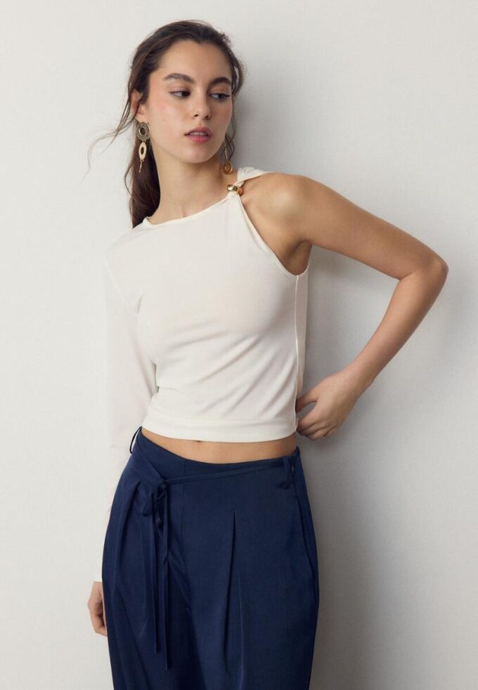 Asymmetrisch T-shirt met metalen gesp