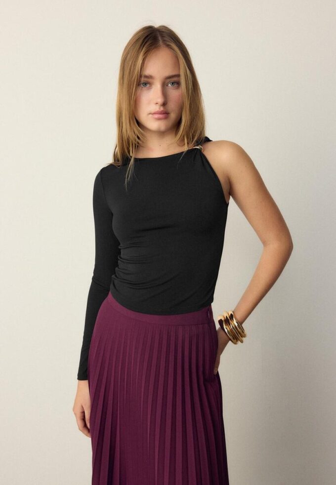 Asymmetrisch T-shirt met metalen gesp