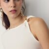 Asymmetrisch T-shirt met metalen gesp