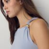 Asymmetrisch T-shirt met metalen gesp