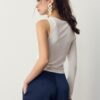 Asymmetrisch T-shirt met metalen gesp