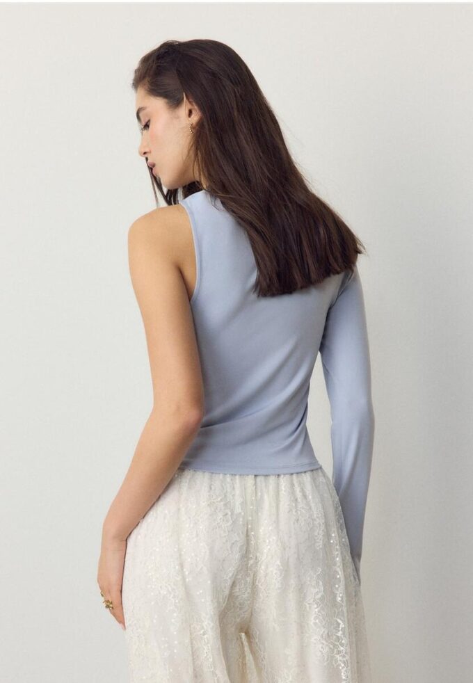 Asymmetrisch T-shirt met metalen gesp