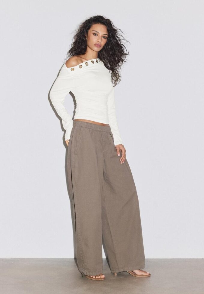 Asymmetrisch T-shirt met oogjes Asymmetrisch T-shirt met oogjes