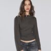 Asymmetrisch T-shirt met oogjes Asymmetrisch T-shirt met oogjes