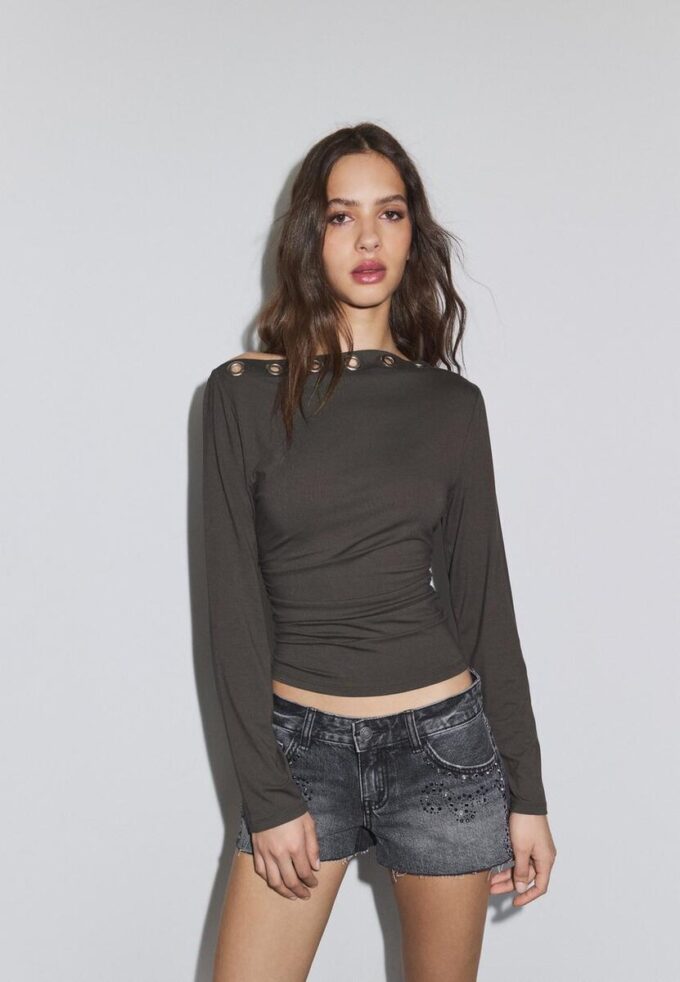 Asymmetrisch T-shirt met oogjes Asymmetrisch T-shirt met oogjes