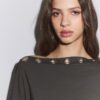 Asymmetrisch T-shirt met oogjes Asymmetrisch T-shirt met oogjes