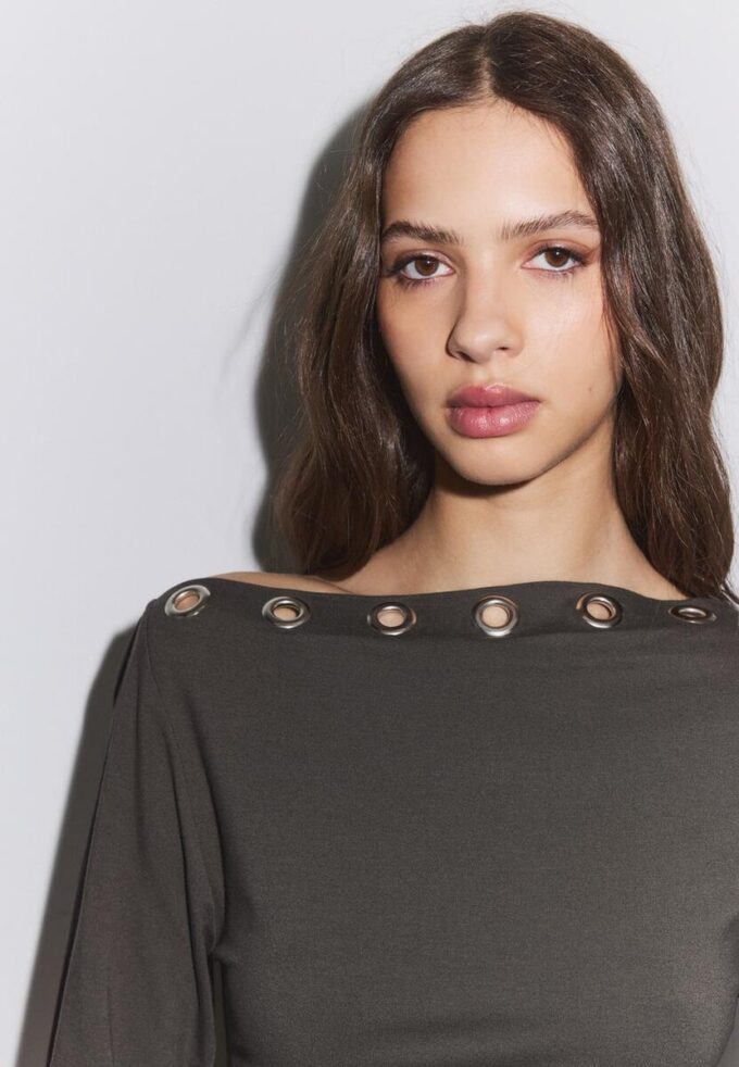 Asymmetrisch T-shirt met oogjes Asymmetrisch T-shirt met oogjes