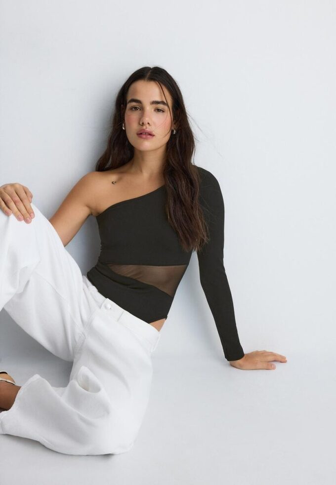 Asymmetrische bodysuit met doorschijnende details Asymmetrische bodysuit met doorschijnende details