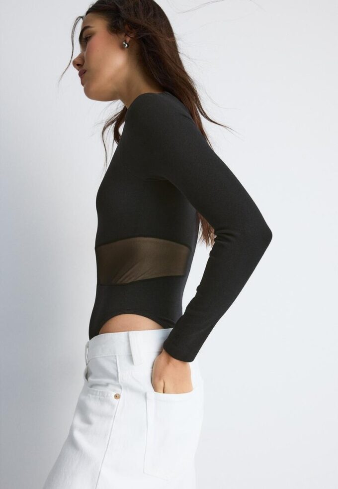 Asymmetrische bodysuit met doorschijnende details Asymmetrische bodysuit met doorschijnende details
