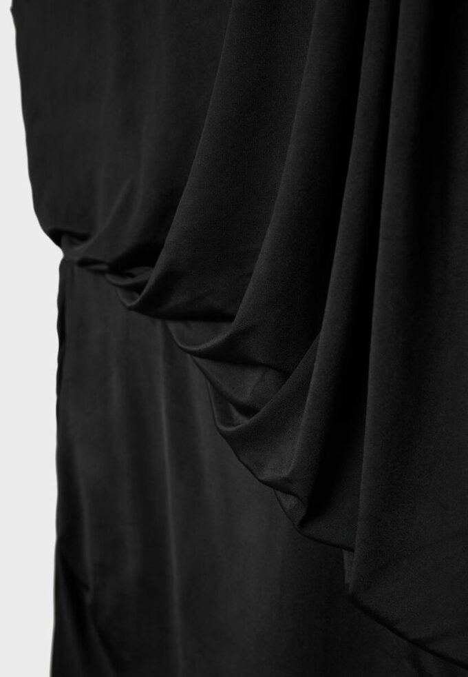 Asymmetrische gedrapeerde korte jurk