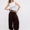 B04 Basics getailleerde mouwloze top