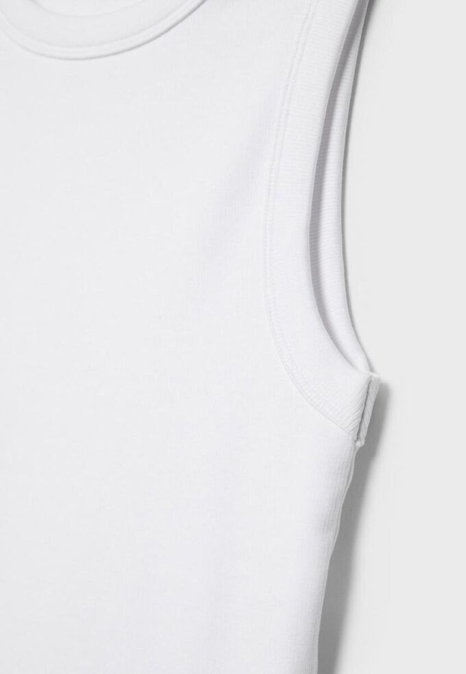 B04 Basics getailleerde mouwloze top