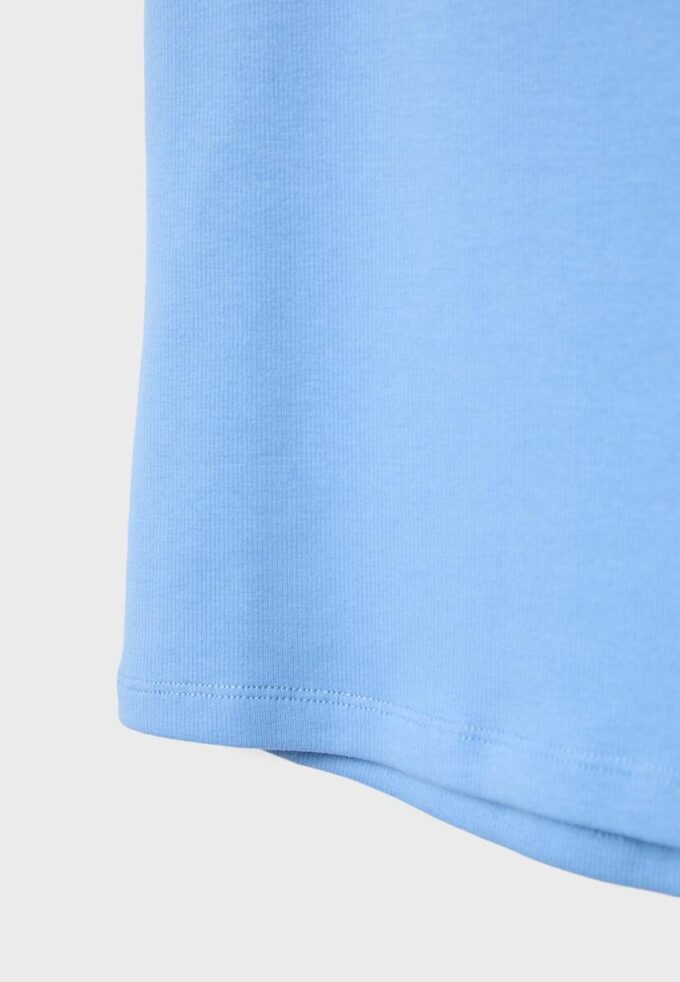 B04 Basics getailleerde mouwloze top