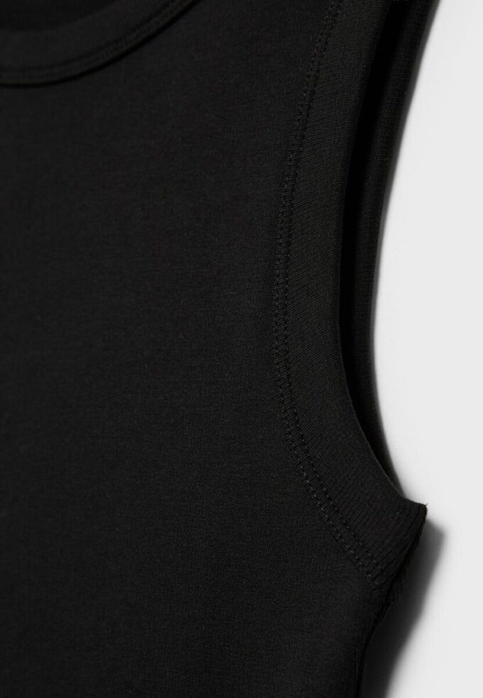 B04 Basics getailleerde mouwloze top