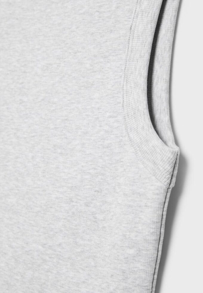 B04 Basics getailleerde mouwloze top