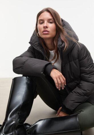 Basics pufferjack met capuchon