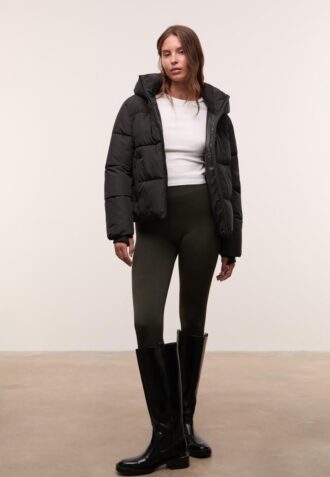 Basics pufferjack met capuchon