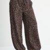 Bedrukte soepelvallende satijnen broek Bedrukte soepelvallende satijnen broek