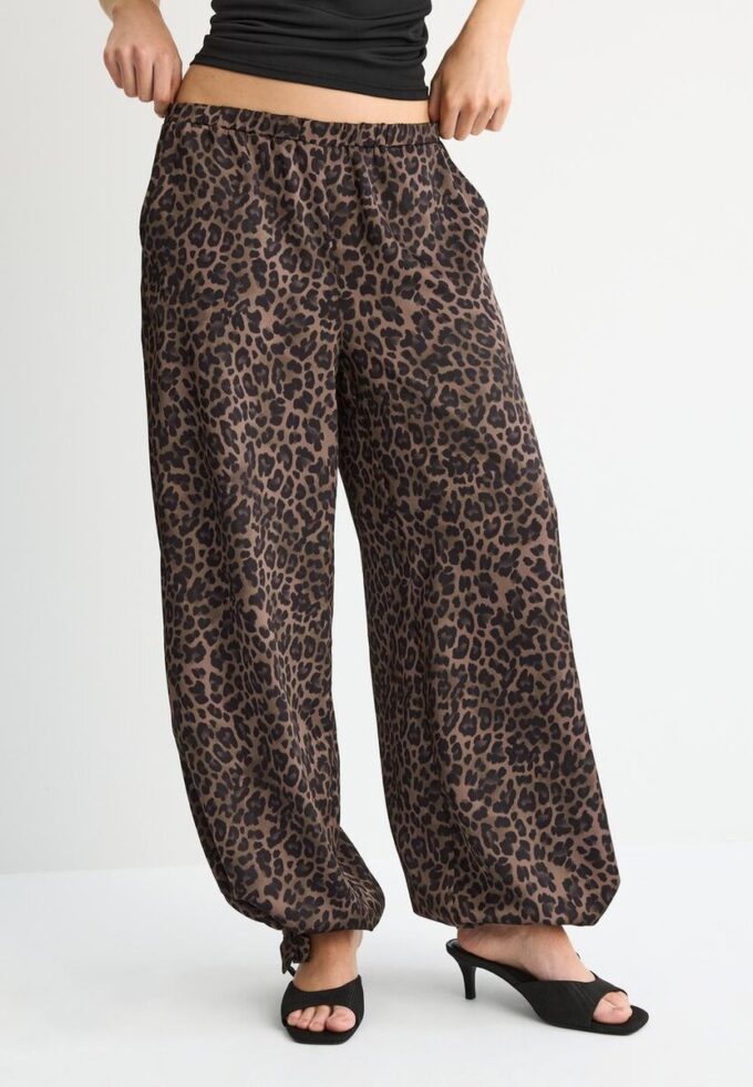 Bedrukte soepelvallende satijnen broek Bedrukte soepelvallende satijnen broek