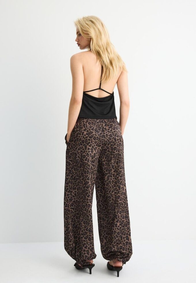 Bedrukte soepelvallende satijnen broek Bedrukte soepelvallende satijnen broek