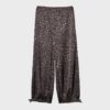 Bedrukte soepelvallende satijnen broek Bedrukte soepelvallende satijnen broek