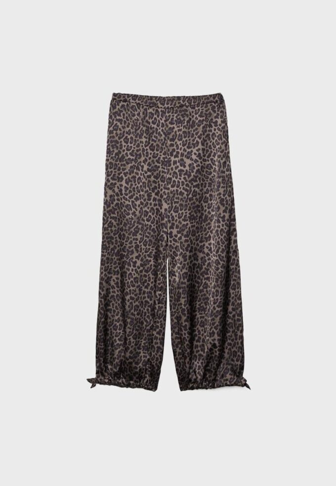 Bedrukte soepelvallende satijnen broek Bedrukte soepelvallende satijnen broek