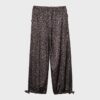 Bedrukte soepelvallende satijnen broek Bedrukte soepelvallende satijnen broek
