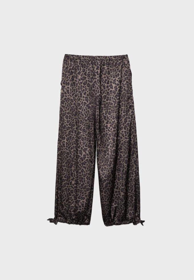 Bedrukte soepelvallende satijnen broek Bedrukte soepelvallende satijnen broek