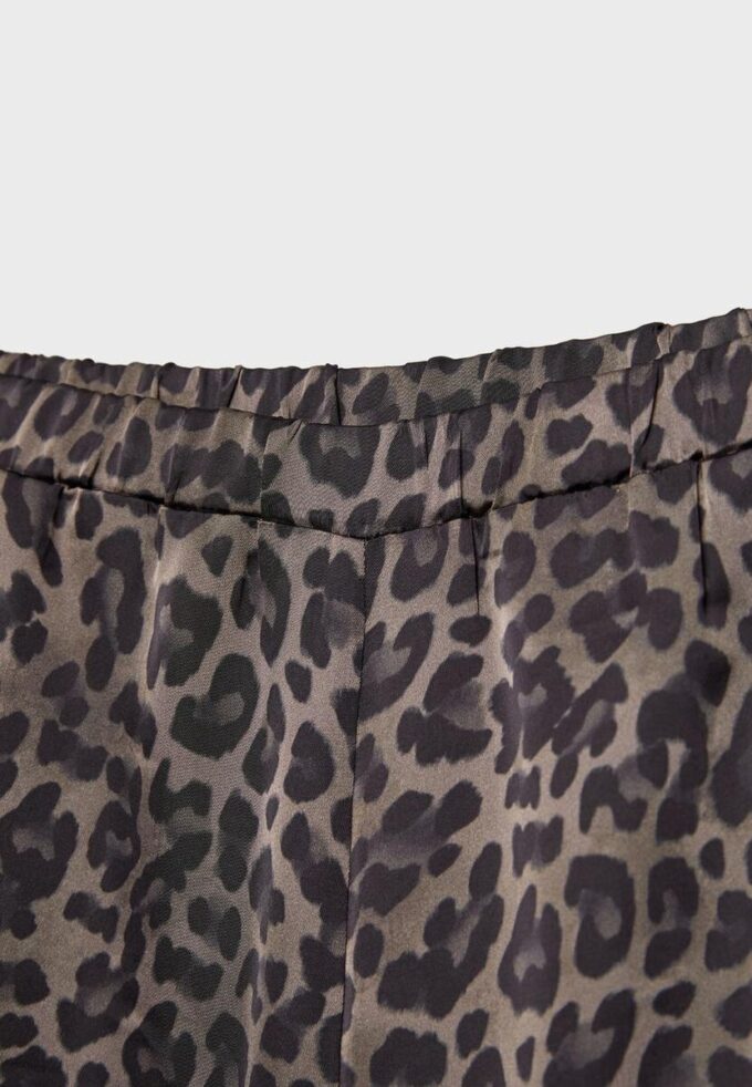 Bedrukte soepelvallende satijnen broek Bedrukte soepelvallende satijnen broek