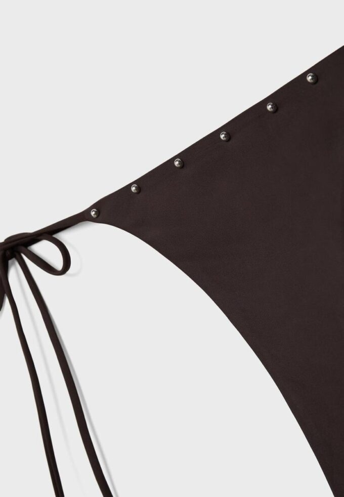 Bikinibroekje met studs en strikbandjes