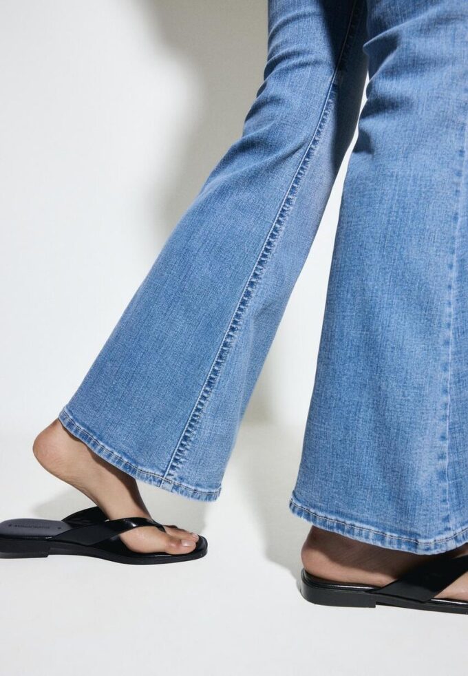 D04 Lage taille Flared jeans