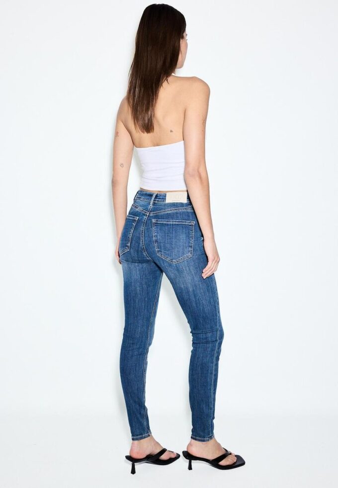 D07 High-Waist Jeans
