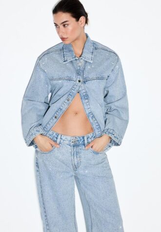 Denimjas met opgestikte zakken en strass-steentjes