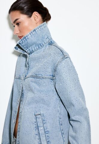 Denimjas met opgestikte zakken en strass-steentjes