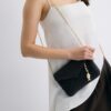 Envelop-crossbodytas met raffia-effect