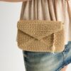 Envelop-crossbodytas met raffia-effect