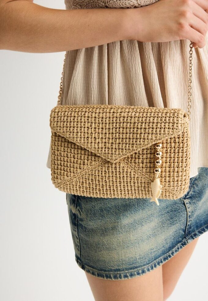 Envelop-crossbodytas met raffia-effect