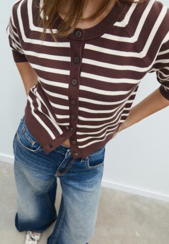Gebreid vest met knopen en raglanmouwen